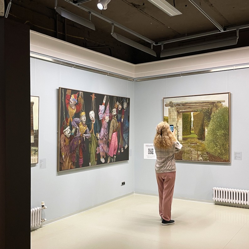 На выставке Алексея Бегака 'Другие берега' в Эрарте (апрель 2022 г.)