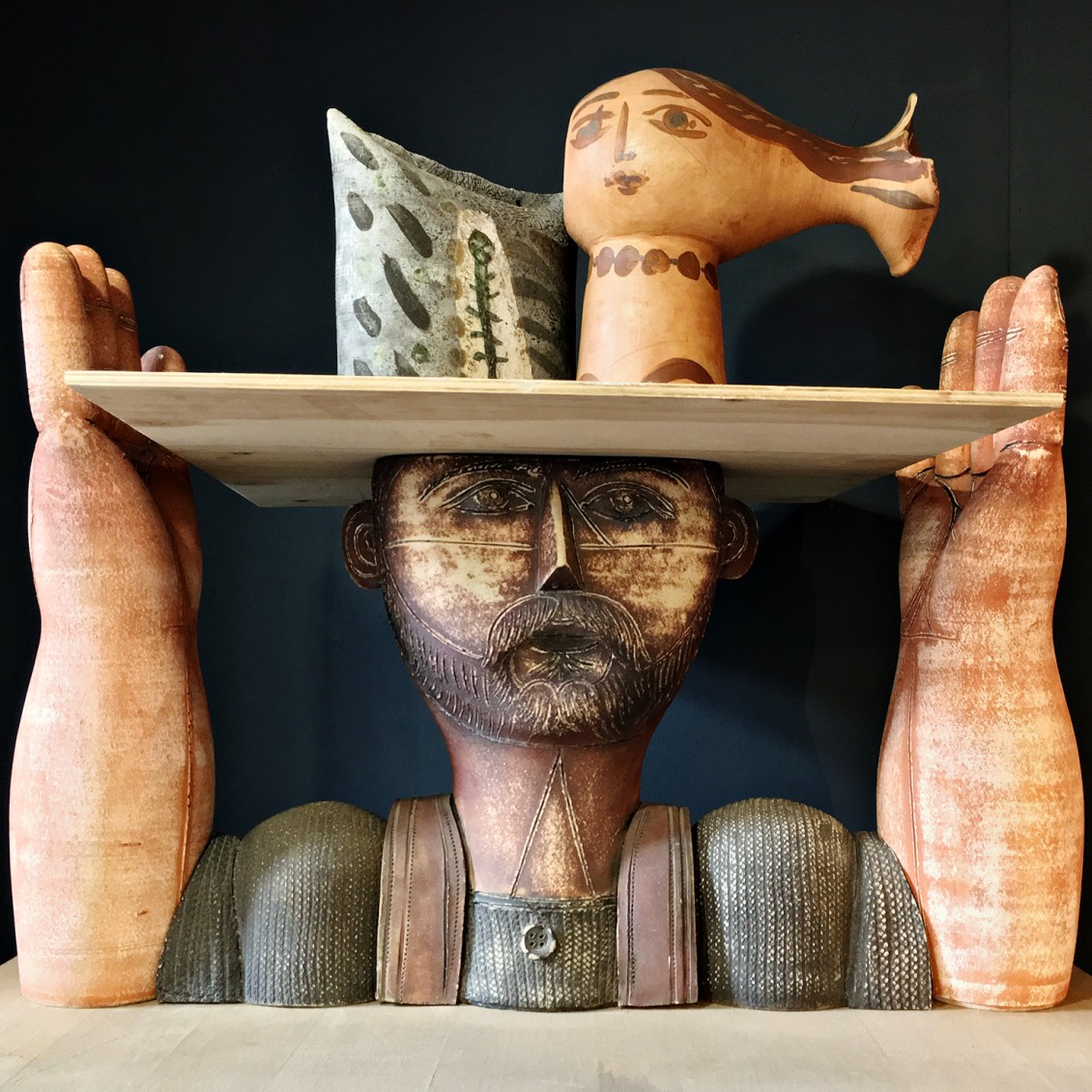 Александр Задорин — Автопортрет_1, 1983 (шамот, соли, окись, цветная глазурь, дерево)