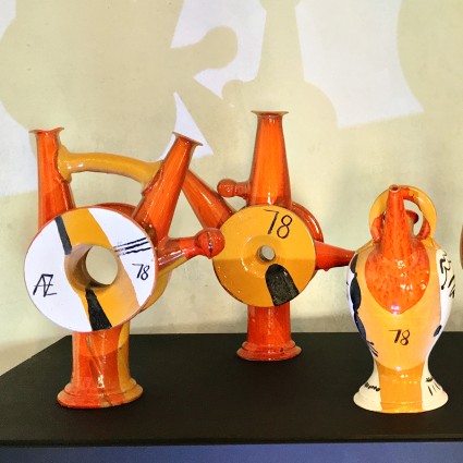 Александр Задорин — Красные сосуды и куманцы, 1978 (красная глина, цветная глазурь, роспись)