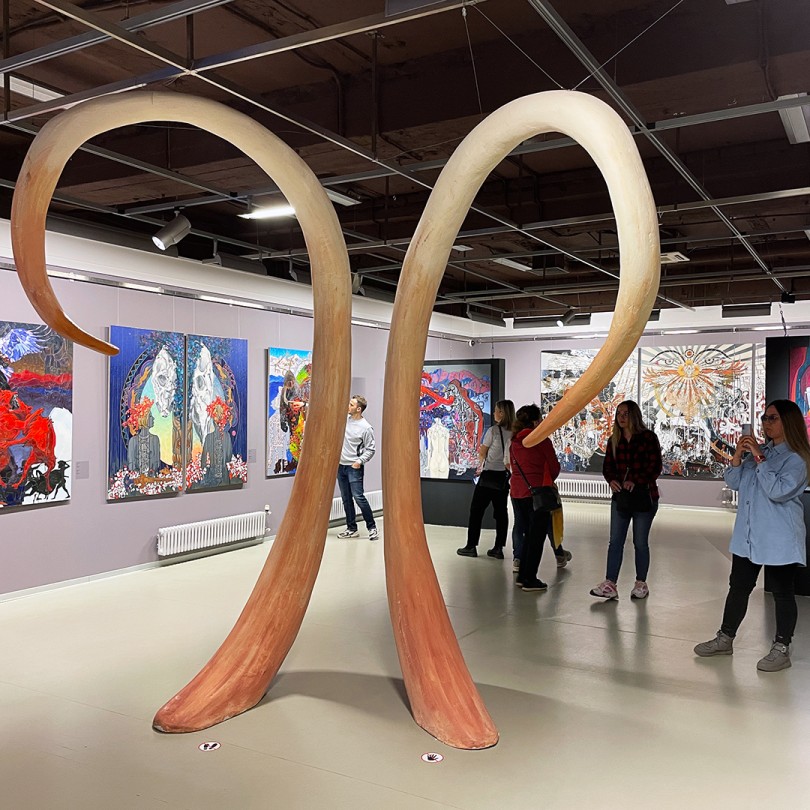 На выставке.