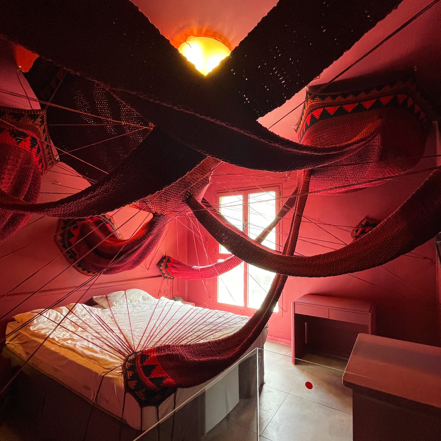 Комната 209. Мики Намхиас — связанные