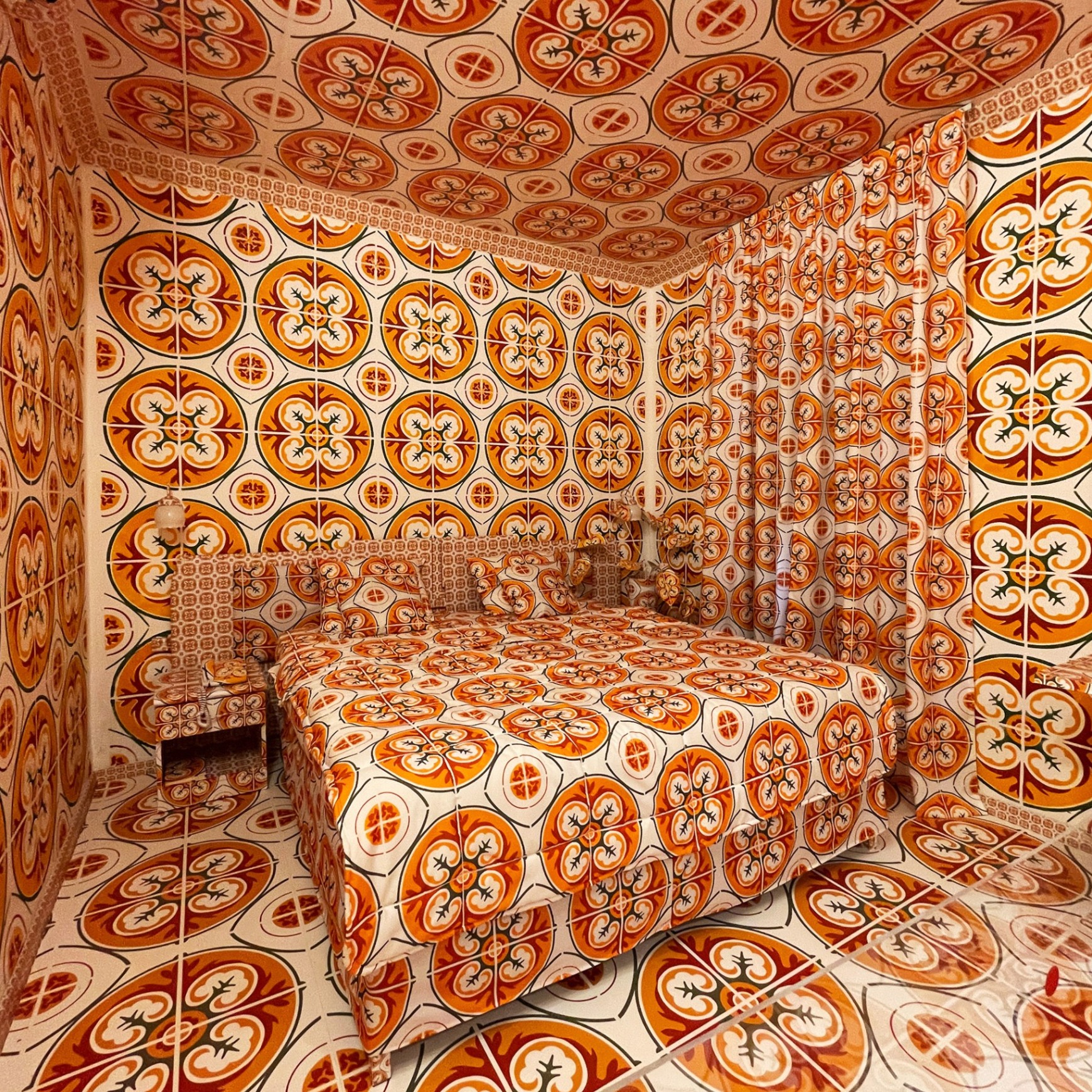 Комната 305. Тамар Йогев и Гай Мегидес — Плитка в Тель-Авиве