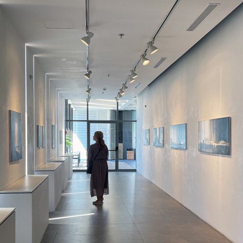 На выставке Шимона Адьяшвили "Молчащий горизонт" в Галерее Ротшильда в Тель-Авиве