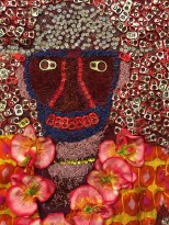 Надежда Эверлинг — Число удачи. Фрагмент (ткань, пивные пробки, язычки от жестяных банок, бисер, искусственные цветы), 2008