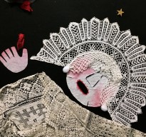 София Азархи — Аленький цветочек (текстиль, крукжево, рабочие перчатки), 2019 (фрагмент)