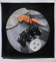 София Азархи — Вайссеркопф наблюдает падение дирижабля 'Гинденбург', 2022 (текстиль, перчатки, косметическая маска)