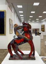 Марат-Муниров-—-Укрощение.-Серия-Всадники-2021-керамика-шамот-глазурь-вид-справа