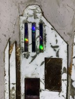 Андреа Стелла — Мысли о о городе, 2018 (гипсовый левкас, натуральные краски, суальное золото, картон, стекло, окисление) фрагмент