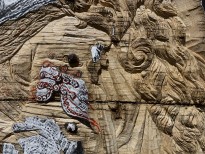 Чжань Хуань - Мой Зимний Дворец №7, 2019 (шелкография, резьба по деревянной двери) фрагмент