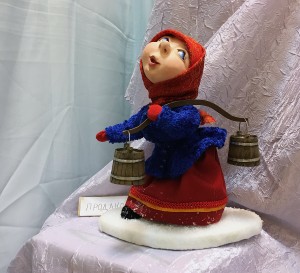 Татьяна Шарф - Баба с коромыслом, 2018 (текстиль, керамика)