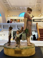 Евгения Карпова — Воскресный выход семьи мальчика-с-пальчика на рынок за продуктами.