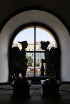 Екатерина Сухарева - Ангел и художник 2018 (шамот, дерево, цветные глазури, надглазурная и подглазурная роспись, дерево)