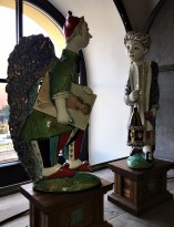 Екатерина Сухарева - Ангел и художник 2018 (шамот, дерево, цветные глазури, надглазурная и подглазурная роспись, дерево) фрагмент