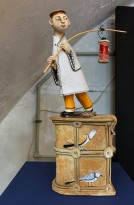 Екатерина Сухарева - Воспоминание о Китае, 2019 (шамот, цветные глазури, надглазурная и подглазурная роспись, дерево)