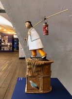 Екатерина Сухарева - Воспоминание о Китае, 2019 (шамот, цветные глазури, надглазурная и подглазурная роспись, дерево) вид сбоку