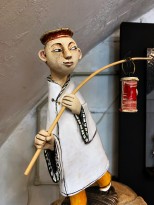 Екатерина Сухарева - Воспоминание о Китае, 2019 (шамот, цветные глазури, надглазурная и подглазурная роспись, дерево) фрагмент