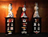 Екатерина Сухарева - Китайщина, 2020 (шамот, дерево, цветные глазури, надглазурная и подглазурная роспись, дерево)