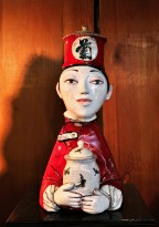 Екатерина Сухарева - Китайщина, 2020 (шамот, дерево, цветные глазури, надглазурная и подглазурная роспись, дерево) фрагмент II