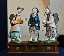 Екатерина Сухарева - Музыканты 2018 (шамот, дерево, цветные глазури, надглазурная и подглазурная роспись, дерево)