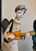 Екатерина Сухарева - Музыканты 2018 (шамот, дерево, цветные глазури, надглазурная и подглазурная роспись, дерево) фрагмент I