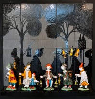 Екатерина Сухарева - Ночной дозор, 2020 (шамот, цветные глазури, надглазурная и подглазурная роспись, дерево)