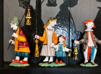 Екатерина Сухарева - Ночной дозор, 2020 (шамот, цветные глазури, надглазурная и подглазурная роспись, дерево) фрагмент I