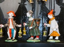 Екатерина Сухарева - Ночной дозор, 2020 (шамот, цветные глазури, надглазурная и подглазурная роспись, дерево) фрагмент II