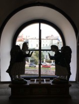 Екатерина Сухарева - Первый взгляд 2018 (шамот, дерево, цветные глазури, надглазурная и подглазурная роспись, дерево)