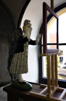 Екатерина Сухарева - Первый взгляд 2018 (шамот, дерево, цветные глазури, надглазурная и подглазурная роспись, дерево) фрагмент I