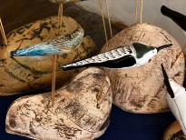 Екатерина Сухарева - Птицы и камни, 2011 (шамот, дерево, цветные массы, надглазурная и подглазурная роспись) фрагмент II