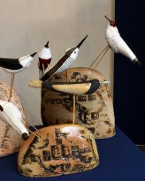 Екатерина Сухарева - Птицы и камни, 2011 (шамот, дерево, цветные массы, надглазурная и подглазурная роспись) фрагмент III