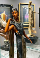 Роман Тыртов (Эрте) — Дуэт, 1989 (бронза, патинирование, эмаль, золочение, 242-500), фрагмент.