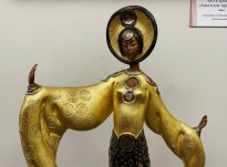 Роман Тыртов (Эрте) — Ива. Часть триптиха 'Азиатские принцессы', 1987 (бронза, патинирование, эмаль, золочение, 345-375), фрагмент.