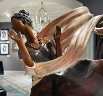 Роман Тыртов (Эрте) — Летний бриз, 1987 (бронза, патинирование, эмаль, золочение, 29-37), фрагмент.