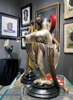 Роман Тыртов (Эрте) — Любовь, Любовь и Шлафрок , 1988 (бронза, патинирование, роспись эмалью, золочение, мет. нити, сердолик), ракурс.