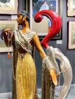 Роман Тыртов (Эрте) — Любовь, Любовь и Шлафрок , 1988 (бронза, патинирование, роспись эмалью, золочение, мет. нити, сердолик), фрагмент.