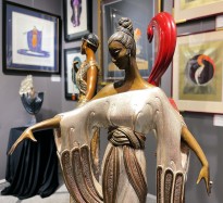 Роман Тыртов (Эрте) — Любовь, Любовь и Шлафрок , 1988 (бронза, патинирование, роспись эмалью, золочение, мет. нити, сердолик), фрагмент.