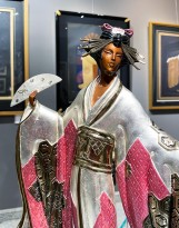 Роман Тыртов (Эрте) — Мадам Баттерфляй, 1989 (бронза, патинирование, эмаль, золочение, 3-500), фрагмент.