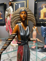 Роман Тыртов (Эрте) — Соблазнительницы, 1990 (бронза, патинирование, эмаль, золочение, 439-500), фрагмент.