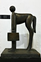 Александр Повзнер - Из серии 'Дураки', 2018 (гипс тонированный) вид сбоку