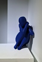 Гурген Петросян - Синяя присевшая фигура ('Модели Ива Кляйна'), 2017 (гипс, автомобильная краска) вид спереди