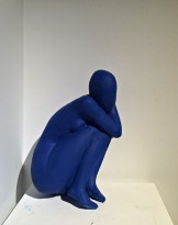 Гурген Петросян - Синяя присевшая фигура ('Модели Ива Кляйна'), 2017 (гипс, автомобильная краска) ракурс
