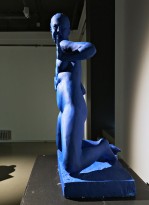Гурген Петросян - Фигура('Модели Ива Кляйна'), 2017 (гипс, автомобильная краска) вид сбоку