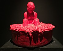 Гурген Петросян - Фигура в ... ('Красные'), 2016 (гипс, автомобильная краска) вид спереди