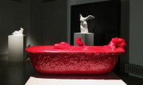Гурген Петросян - Фигура в ванне ('Красные'), 2016 (гипс, автомобильная краска)