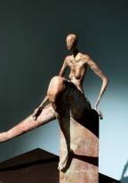 Иван Матвиенко — Девушка с мячом (ракурс), 2020 (бронза)