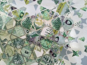 Мариам Аль Сумайт и Нуар Аль Мутлак - Организованный хаос II, (прозрачный акрил, банкноты), 2017 (фрагмент)