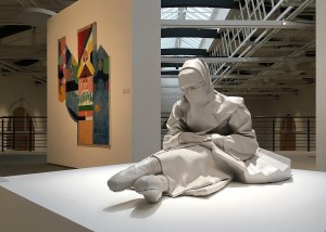 Хана Аль Саади - Хм..., 2017 (гипс, канифоль), ракурс