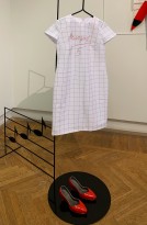 Ася Маракуллина — Отличница, 2019 (металл, порошковая краска, чугун, алкидная краска, ткань, вышивка)