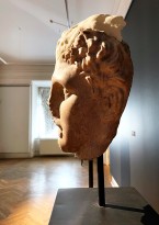 Егор Крафт — CAS 9 Colossal head of Hercules, 2018 (мрамор полиамид) вид сбоку